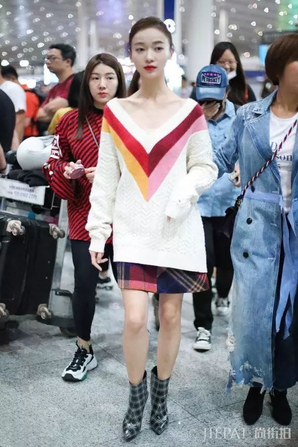 能衬托出天鹅颈的V领衫来了 性感还能显瘦