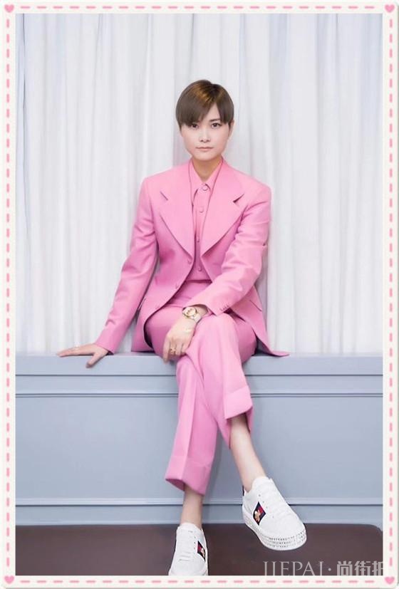 李宇春红裙配白靴妖娆妩媚!