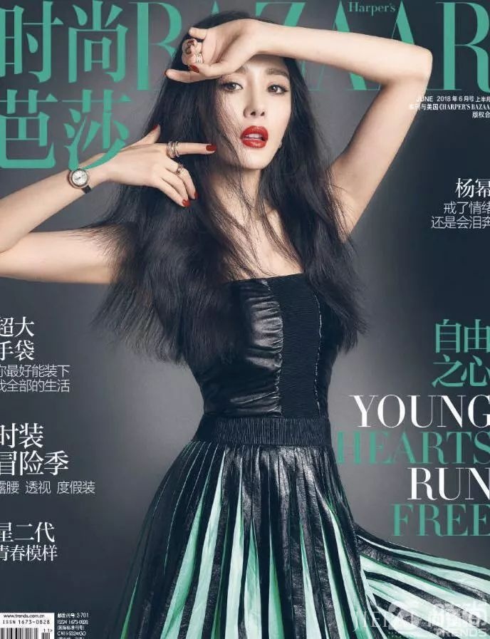 杨幂抹胸裙露脐装身材太好,大片好像仙女下凡!