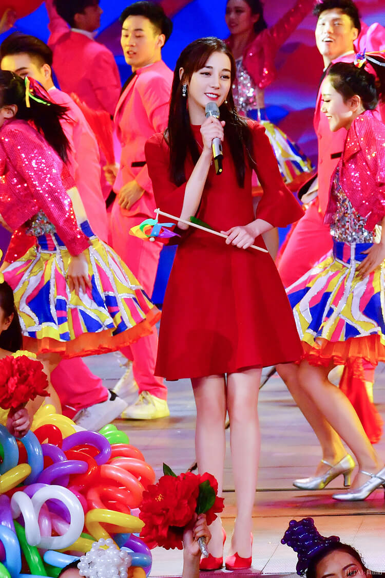 迪丽热巴身穿金色亮片裙让人眼前一亮,真美!