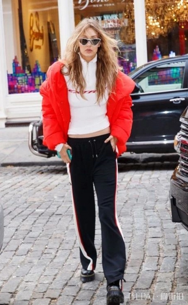 短款羽绒服怎么搭配 保暖娇俏何必做出选择