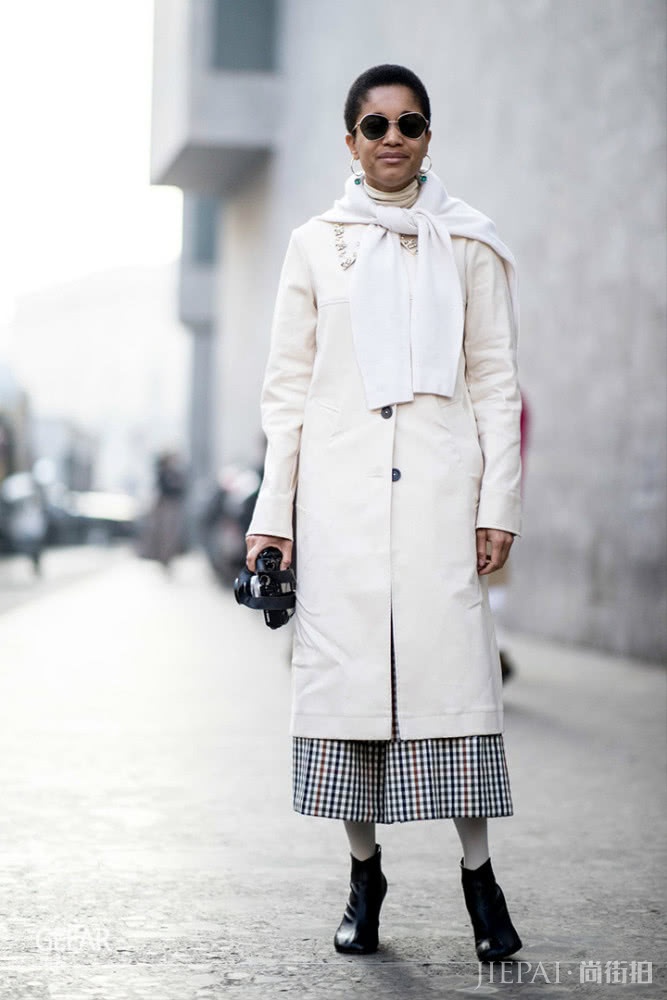 学米兰时装周潮人街拍，让你穿白色系衣服不单调