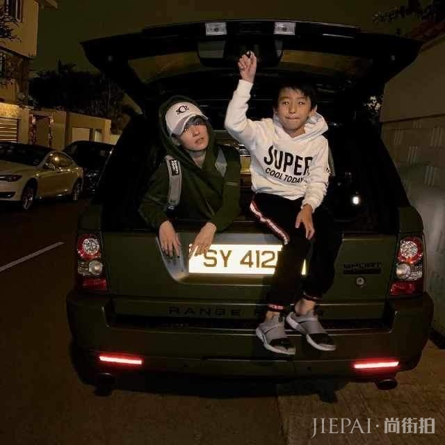 张柏芝爬山归来晒亲子照，与儿子坐在后备箱中