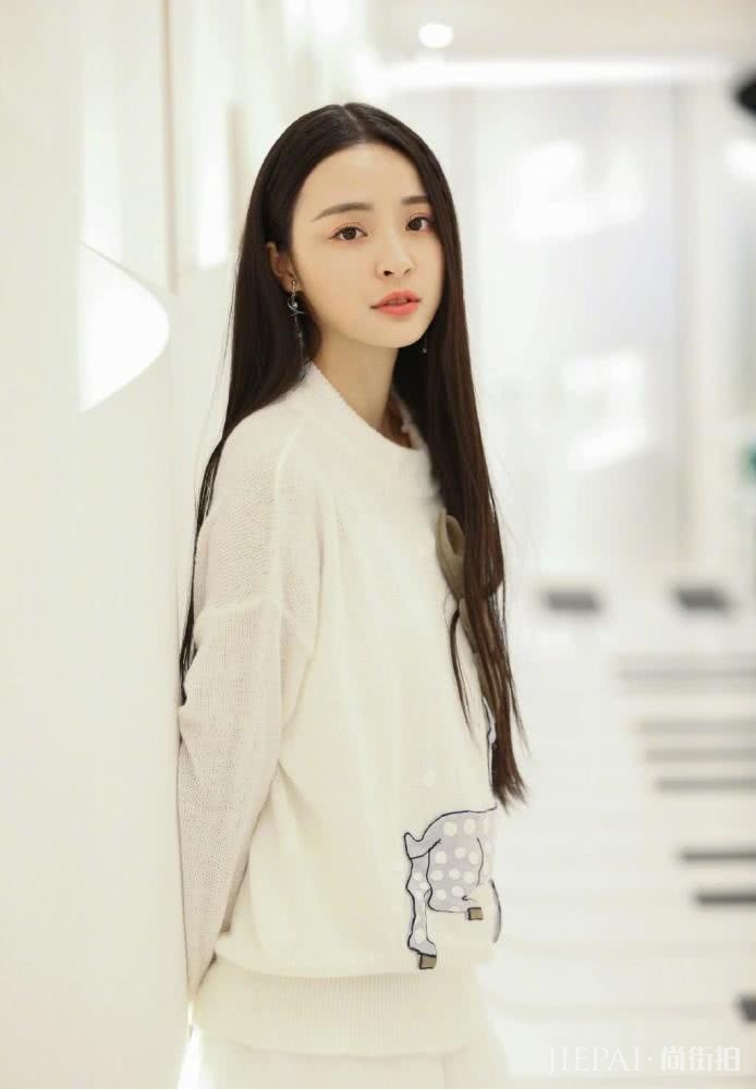 李莎旻子穿针织衫配白色蛋糕裙，长发及腰美成校园女神