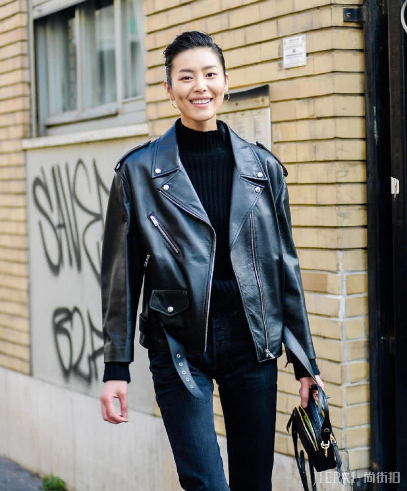 刘雯米兰街头穿皮衣牛仔裤，梳大背头太有气场