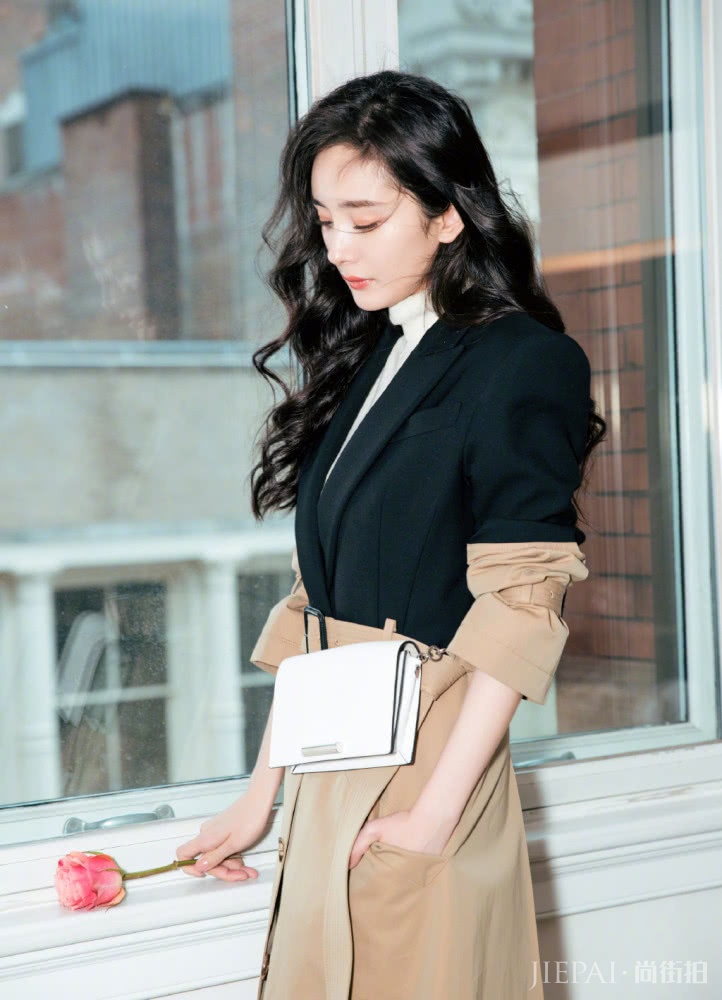 杨幂新造型用卷发搭配西服和半身裙，减龄