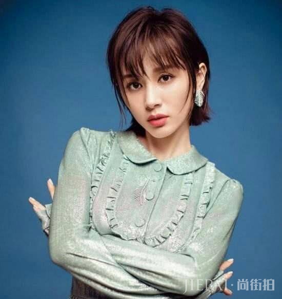 大脸女孩剪什么发型呢？用一款刘海来让你的脸显小吧