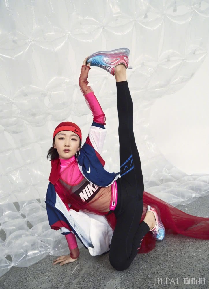 周冬雨外套配健身裤,秀一字马惊艳众人