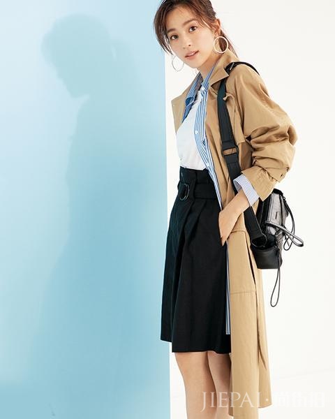 葛优大爷时尚嗅觉灵敏 长款风衣今年会火