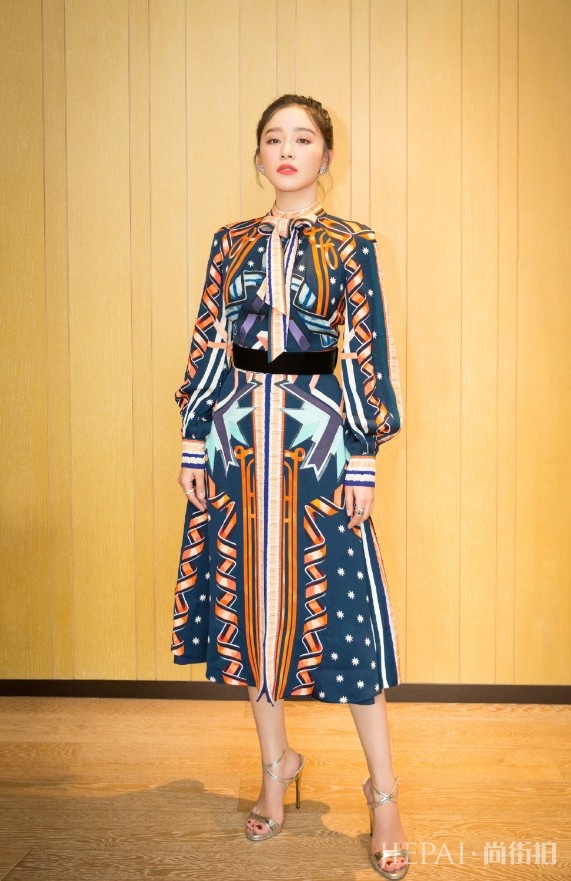 阚清子腰包配上短靴增高10cm，惊艳！