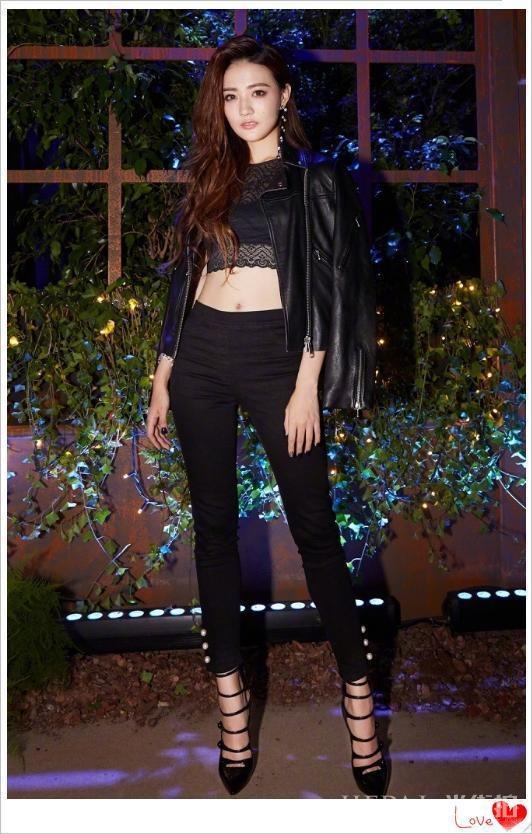 徐璐公主编发配蕾丝裙美炸了，大腮帮子方脸太有范儿