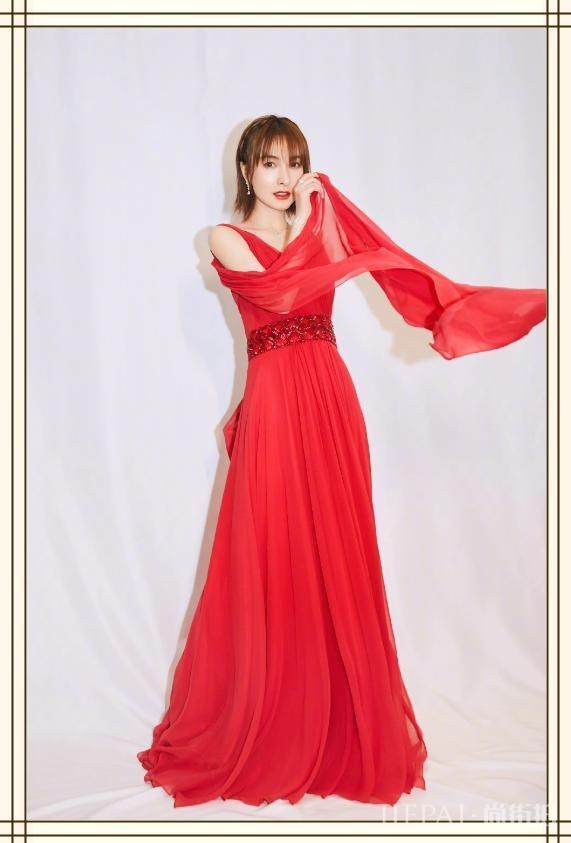 吴昕针织裙叠穿花衬衫文艺个性,穿出无尽高级感