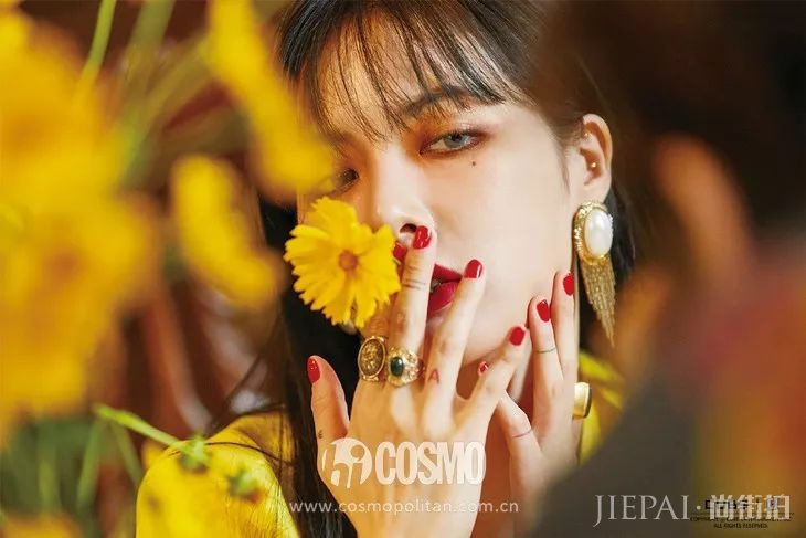 钟楚曦自拍跟泫雅撞脸80%,你会认错!