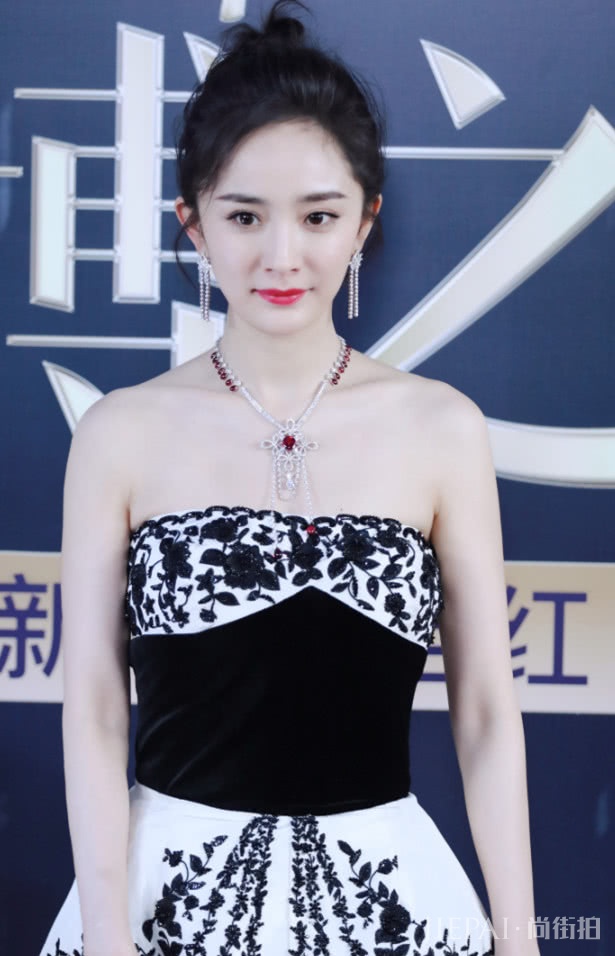 杨幂“水墨裙”，只有小部分人穿得美