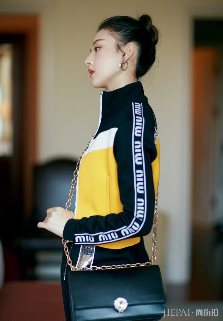 宋祖儿竟然在鞋子上做英文笔记?