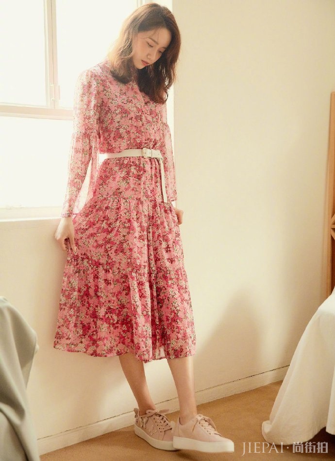 林允儿穿碎花裙！好有少女感！