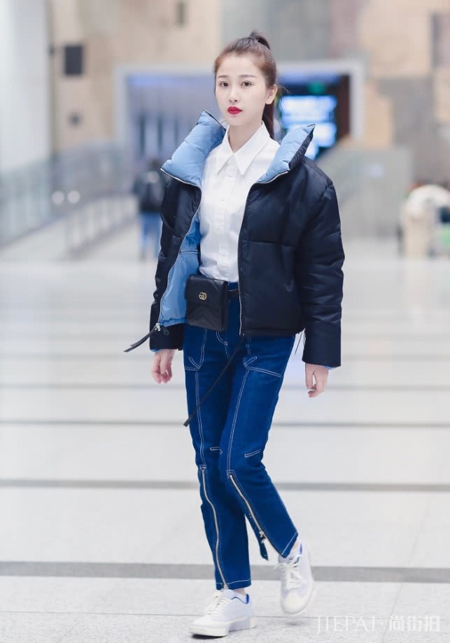 虞书欣扎丸子头搭配粉色卫衣，00后都不敢这样穿！