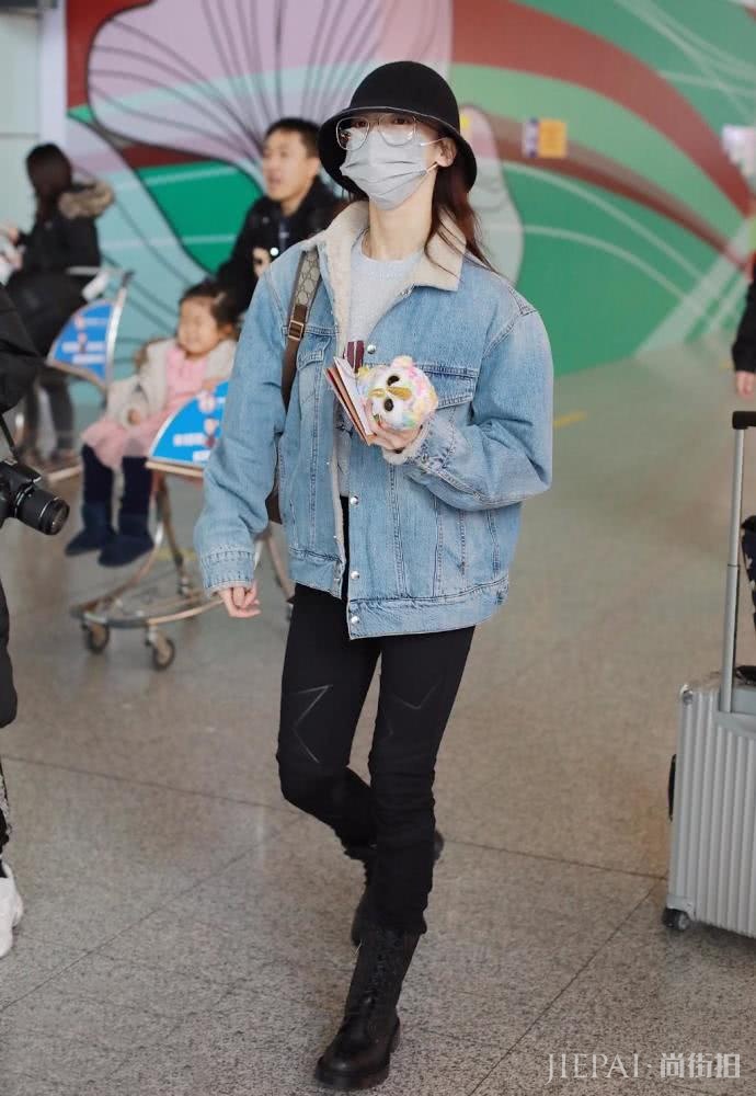 吴谨言背1万1的双肩包,少女感十足