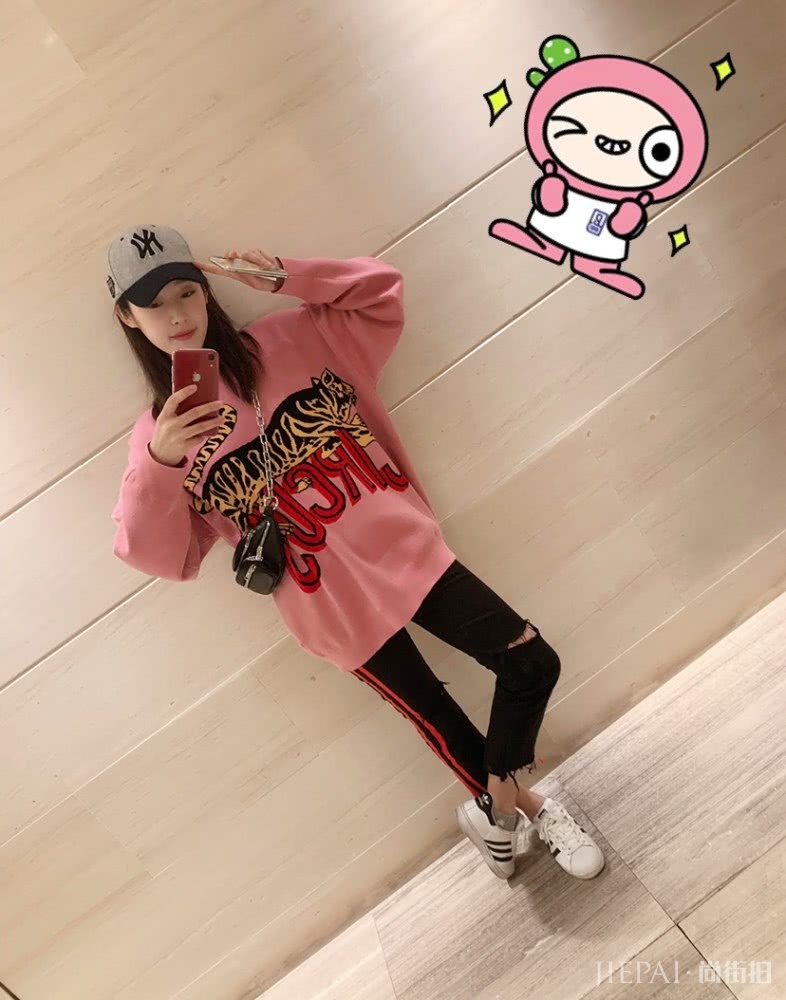 王双的私服穿搭居然这么好看,绿色毛衣时尚又清新