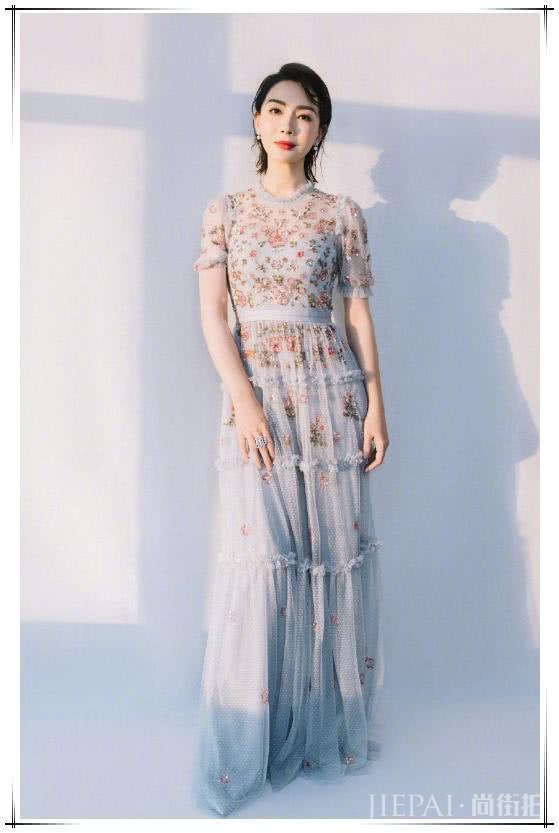 陈数高领毛衣配运动裤，也能美出新高度，服了