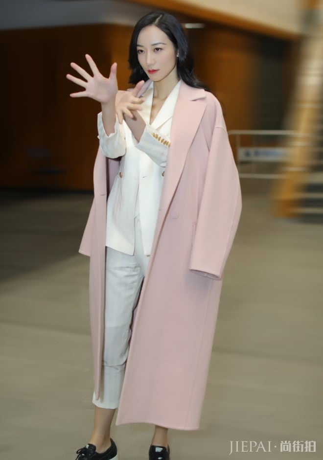 韩雪顶着浪漫长发配上粉色大衣,超美!