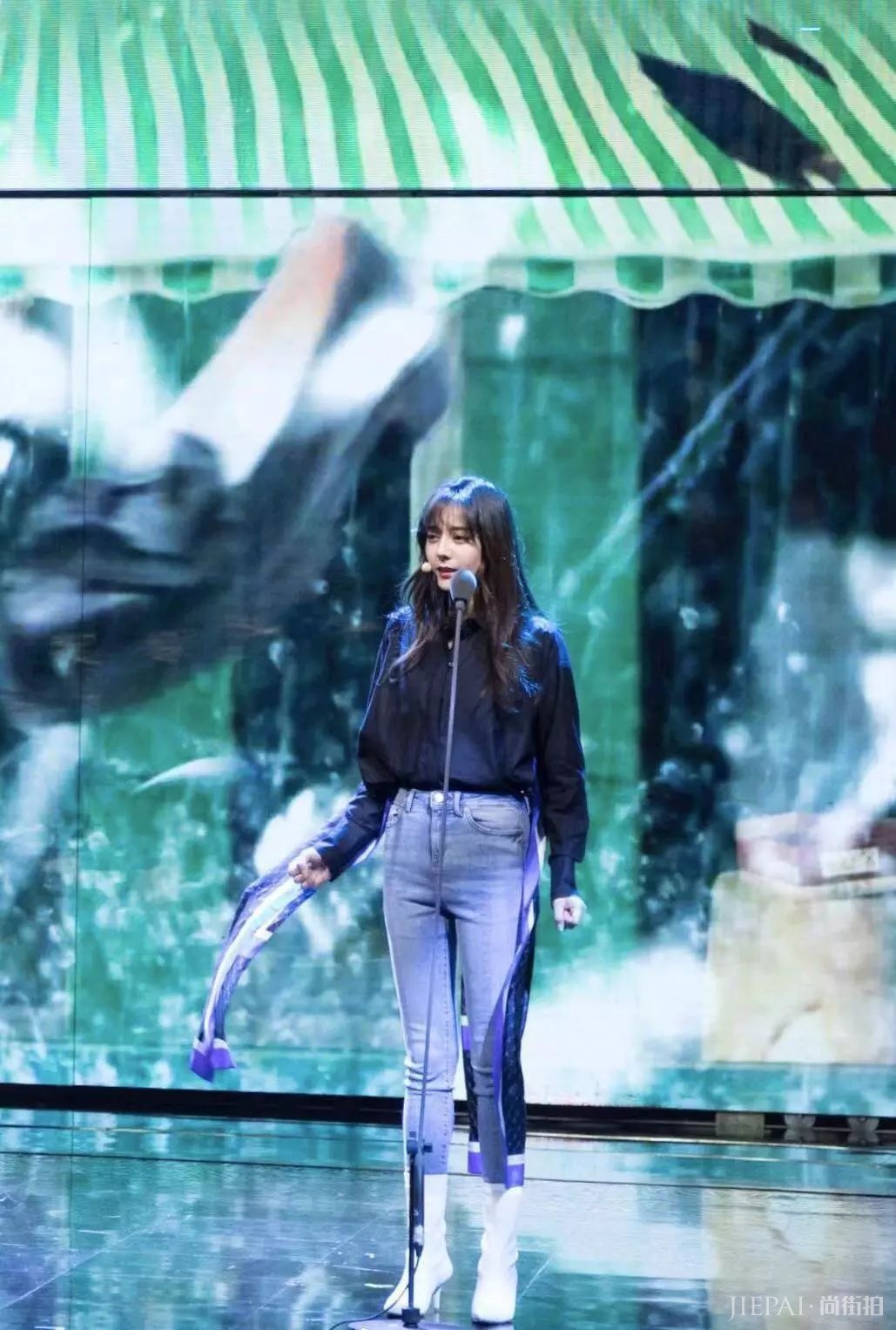 迪丽热巴这牛仔裤和靴子的穿搭太考验腿了！