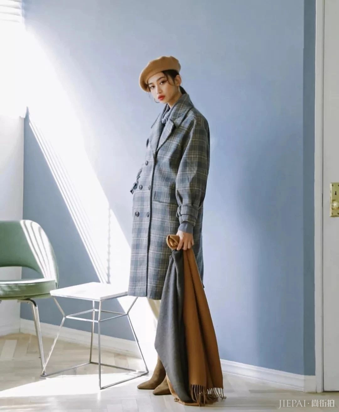 长款格纹大衣+阔腿裤霸气抢镜,帅得不可方物