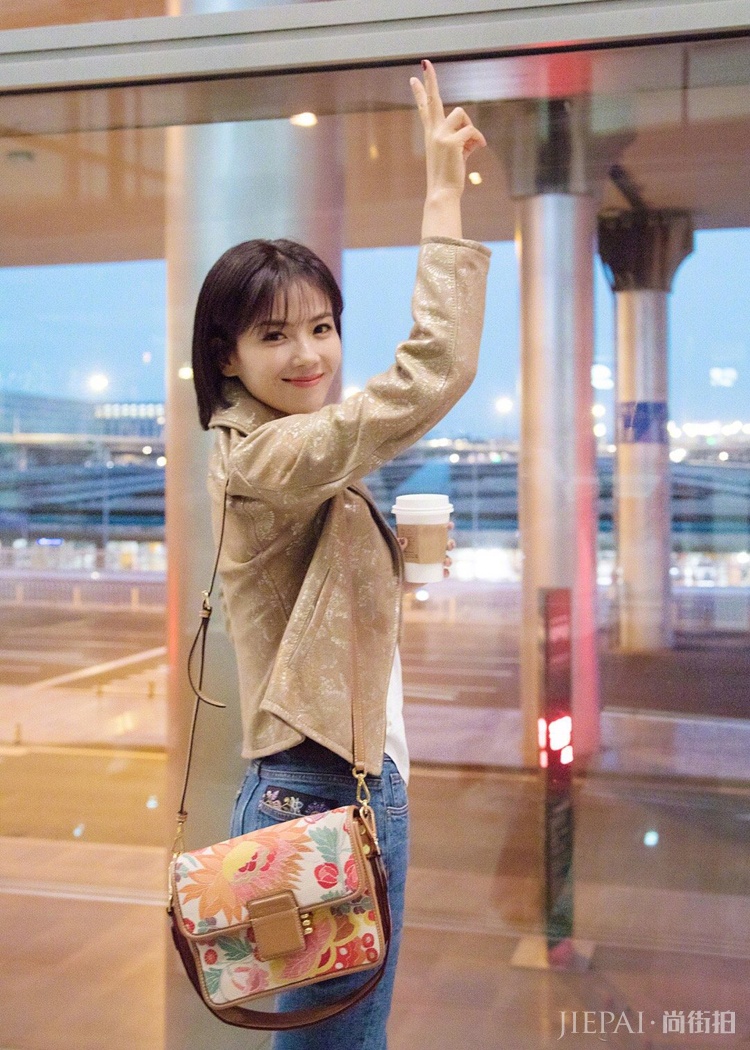 刘涛夹克配牛仔裤解锁新风格，更美了！