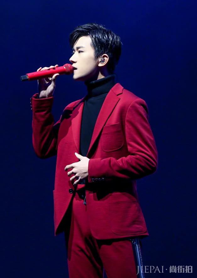 易烊千玺最适合穿“火焰西装”，帅出新高度！