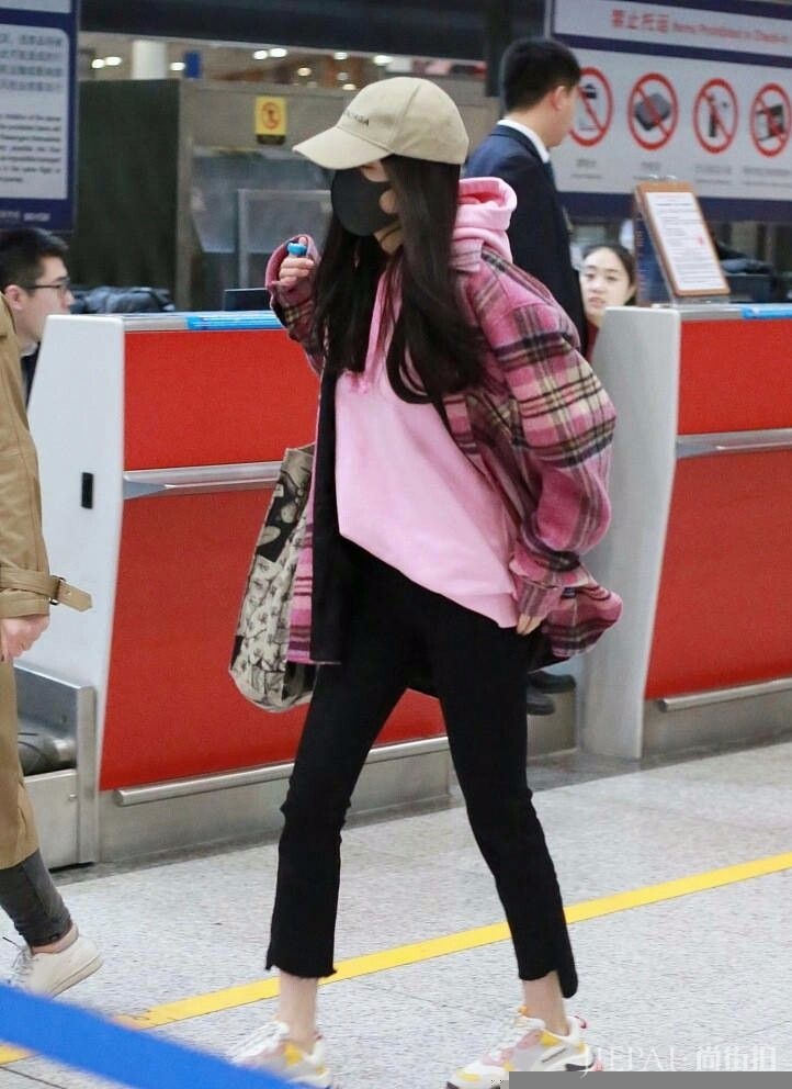 杨幂阔腿裤不好看，穿紧身裤才尽显腿精本色！