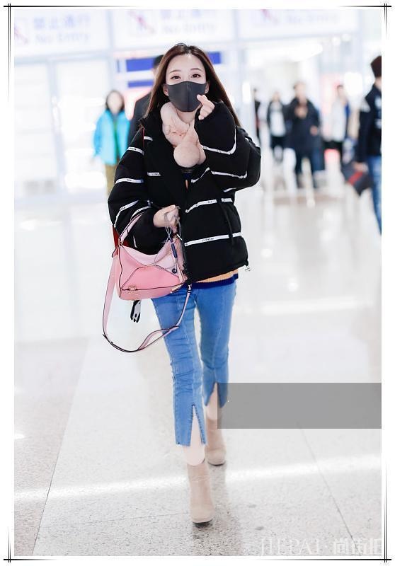 冯提莫终于敢穿长款羽绒服走机场了！