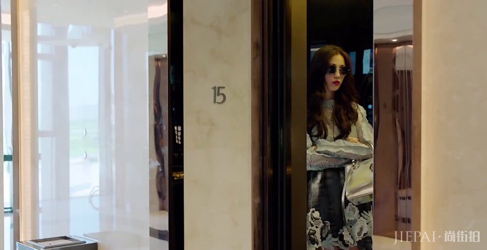 虞书欣在《我的奇妙男友2》里可爱俏皮,私服穿搭也时髦好看