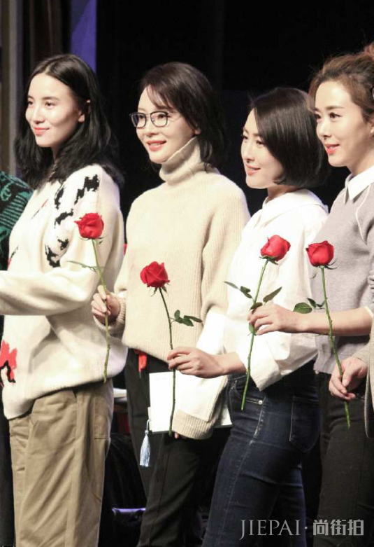 陈数剪了波波头，戴着黑色眼镜框，却意外凸显学者气质