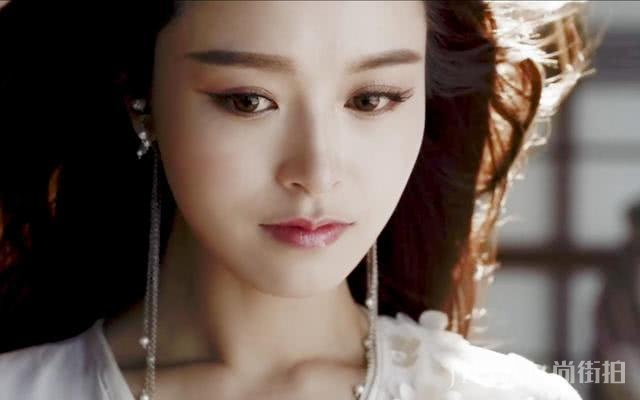 文咏珊绿色毛衣搭配荷叶边连衣裙嫩成少女