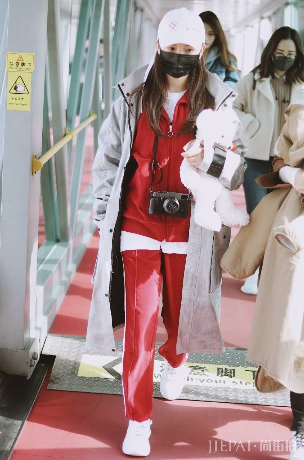 杨超越还学00后穿“校服”，20岁也要减龄？