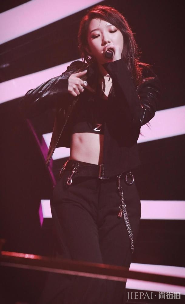 孟美岐穿双排扣格纹大衣配直筒牛仔裤,戴墨镜气场十足