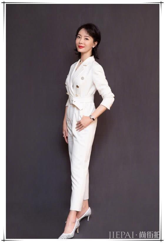 陈数高领毛衣配运动裤，也能美出新高度，服了