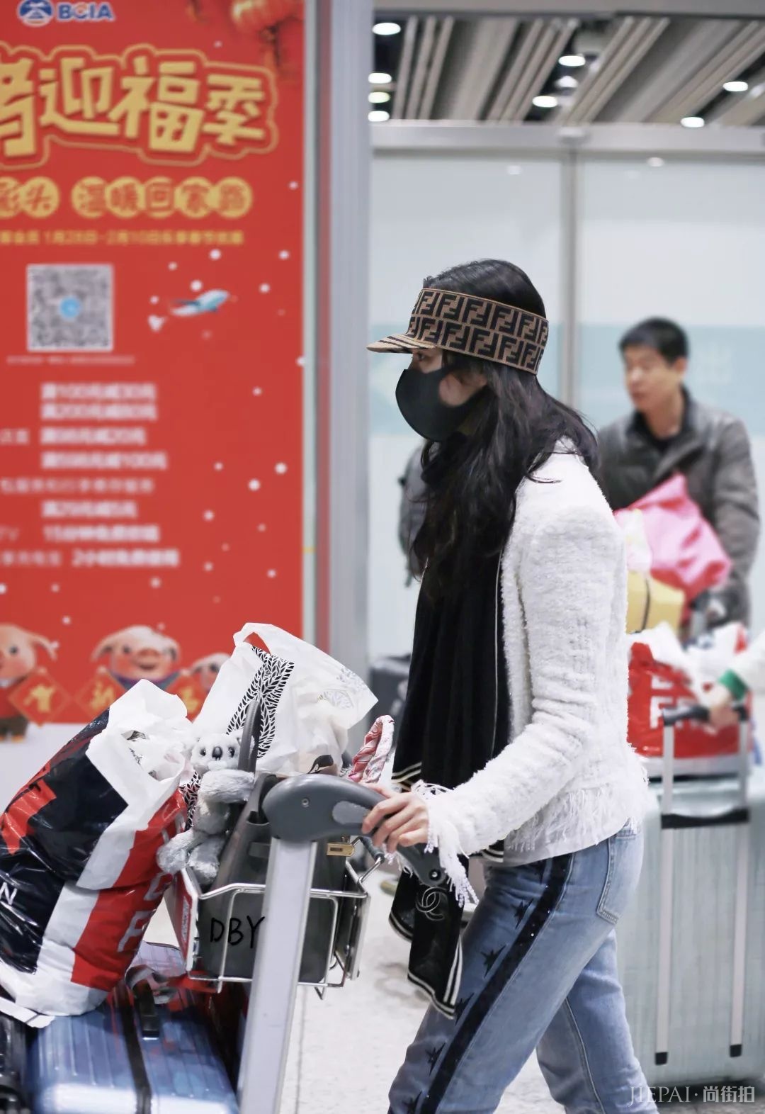 刘亦菲一身大牌现身机场，素颜真的是有颜任性