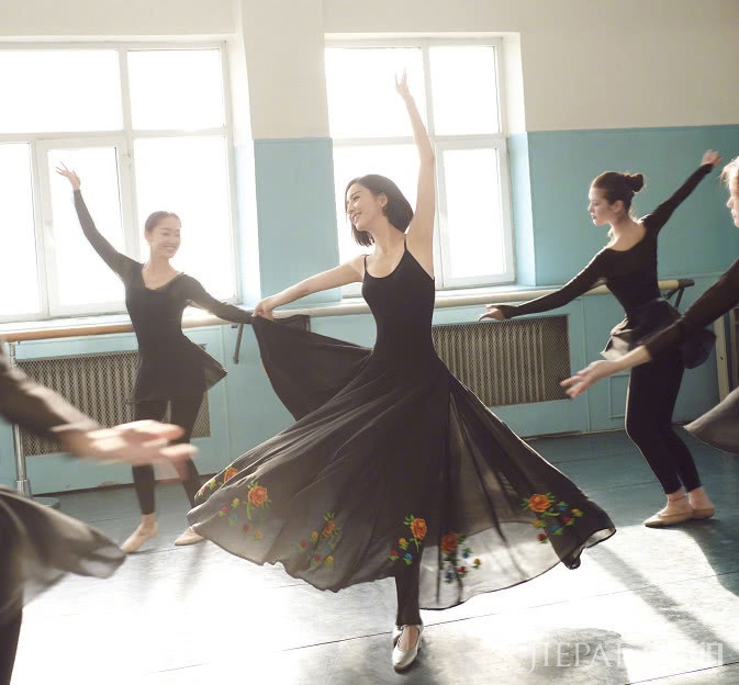 佟丽娅变黑孔雀单靠背影就让人移不开目光