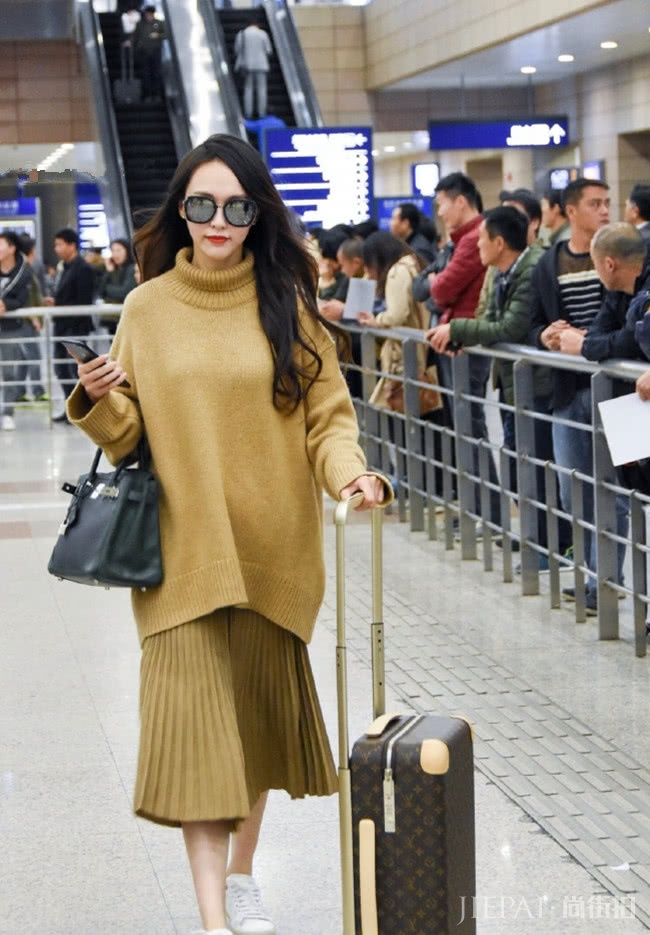 想做有气质的时髦精?那就用驼色毛衣把你变的又美又吸睛吧