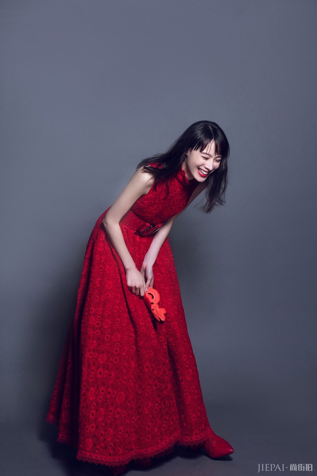 梁洛施启程伦敦时装周，素颜也是气质挡不住！