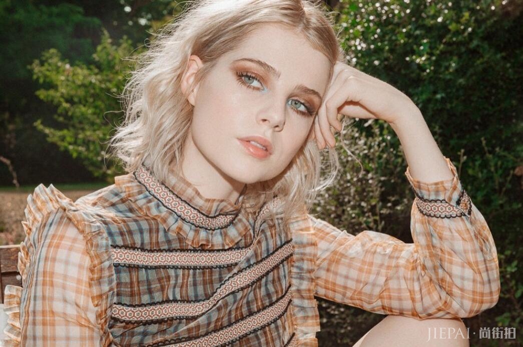 在美妆界掀起“金鱼妆”风潮!