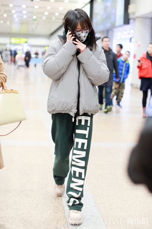 郑爽机场街拍 换了新发型,穿卫衣搭配棉外套依然仙气十足