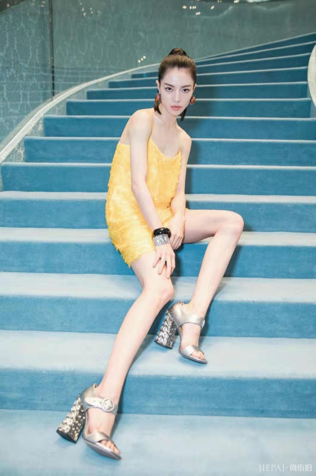 钟楚曦扎丸子头亮色连衣裙更甜美！