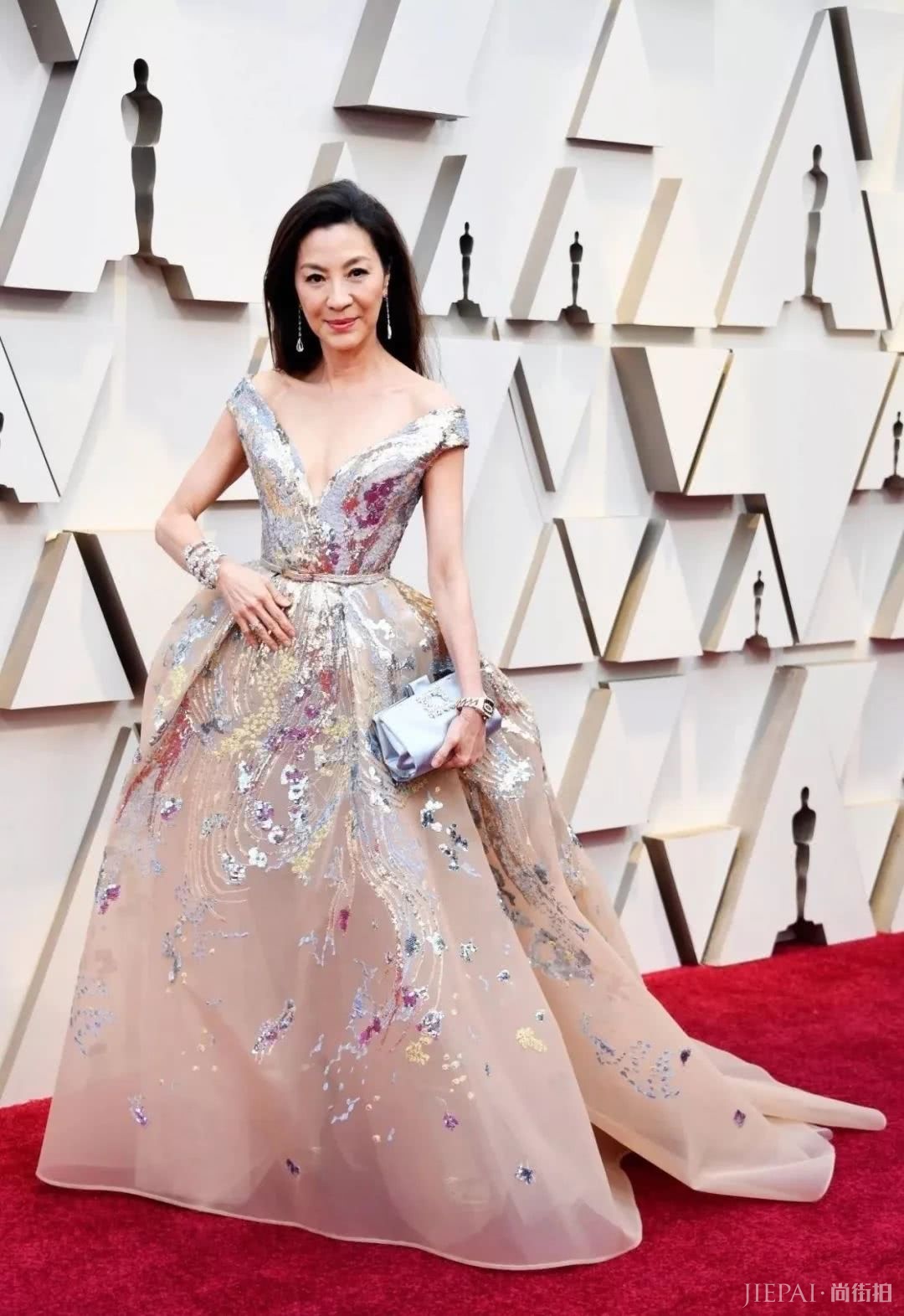 杨紫琼出席奥斯卡，身材却火辣到不行