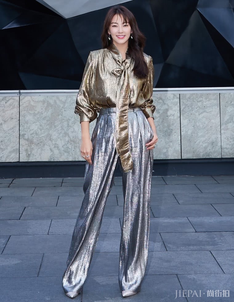 张雨绮穿超长裤现身，把鞋子包裹住显高十厘米