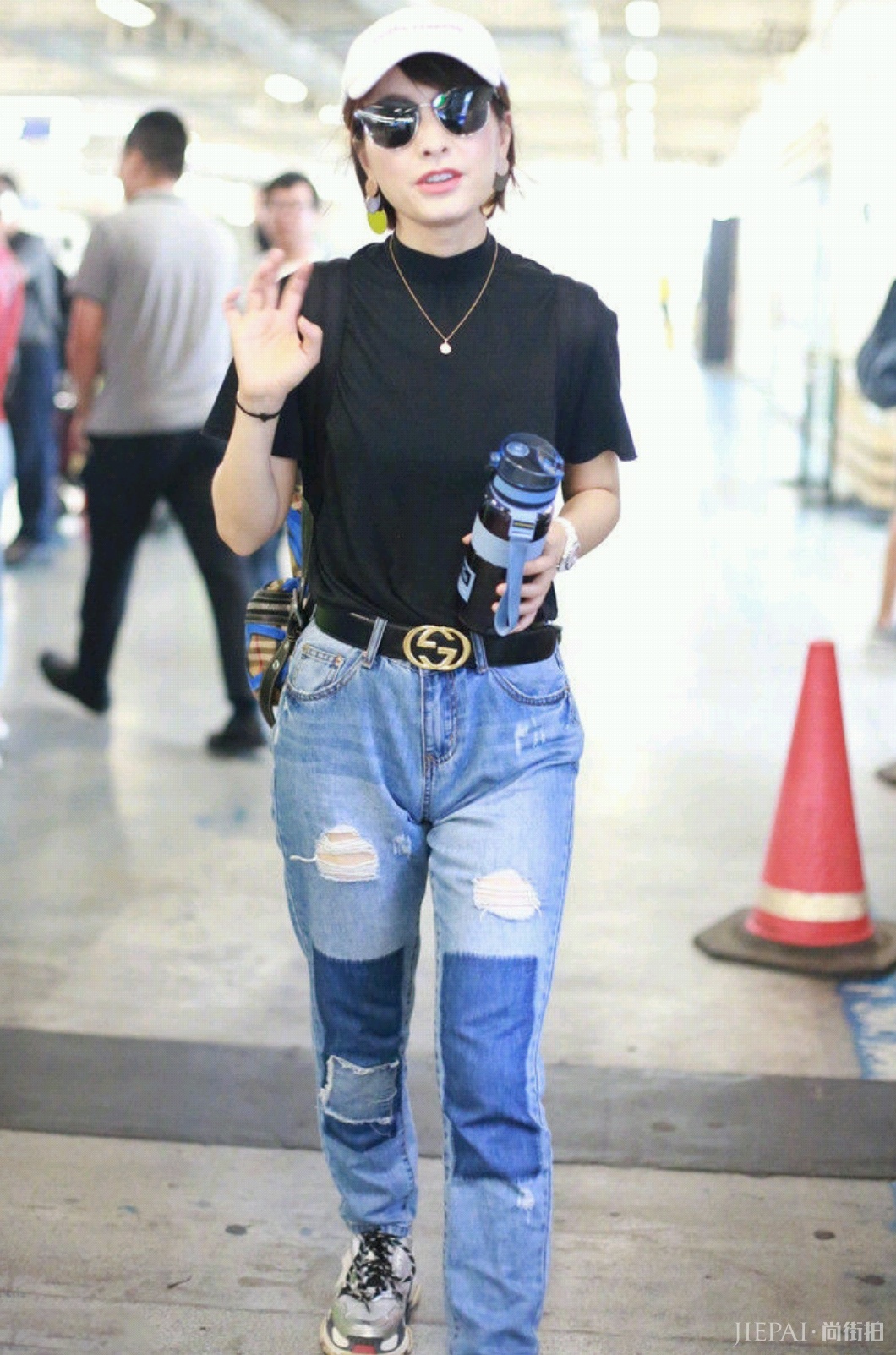 吴昕机场秀穿开叉微喇牛仔裤,终于不再低调!