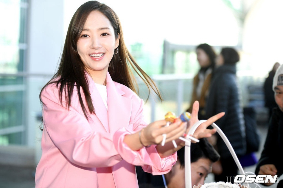 朴敏英情人节“真撒糖” 穿私服粉色西装现身机场