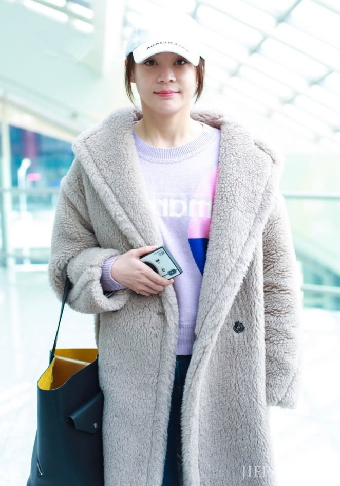袁姗姗毛绒大衣配牛仔裤，简约时尚又不失少女感！