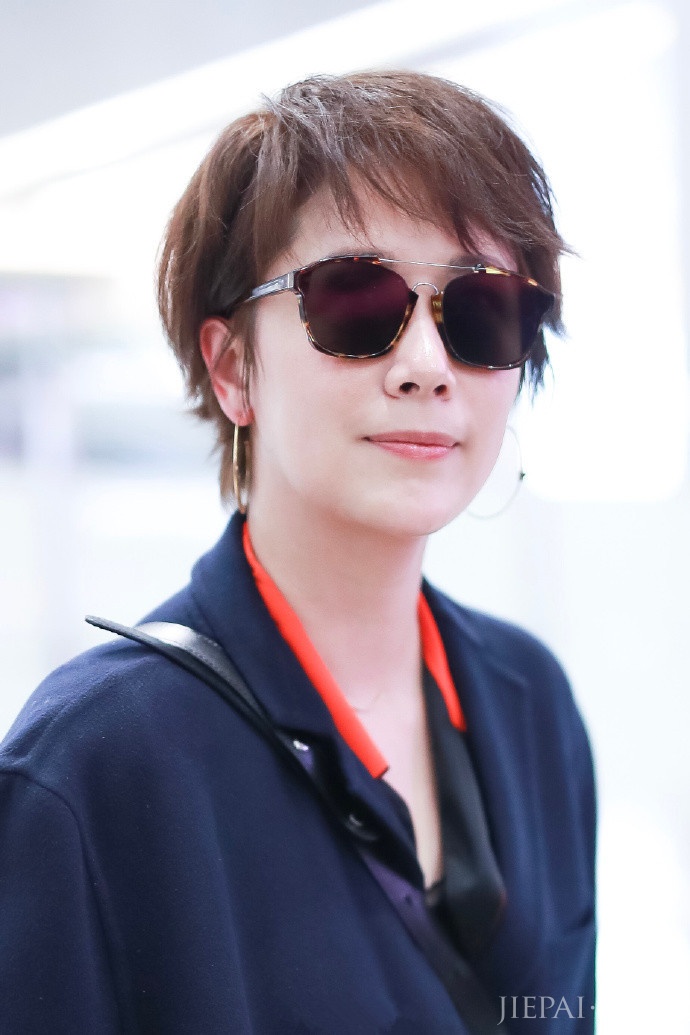 海清黑色大衣搭真丝睡衣，越来越年轻